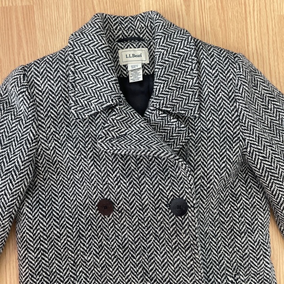 Women’s L.L. Bean Black and White Herringbone Tweed Coat Size 4 - Picture 4 of 6
